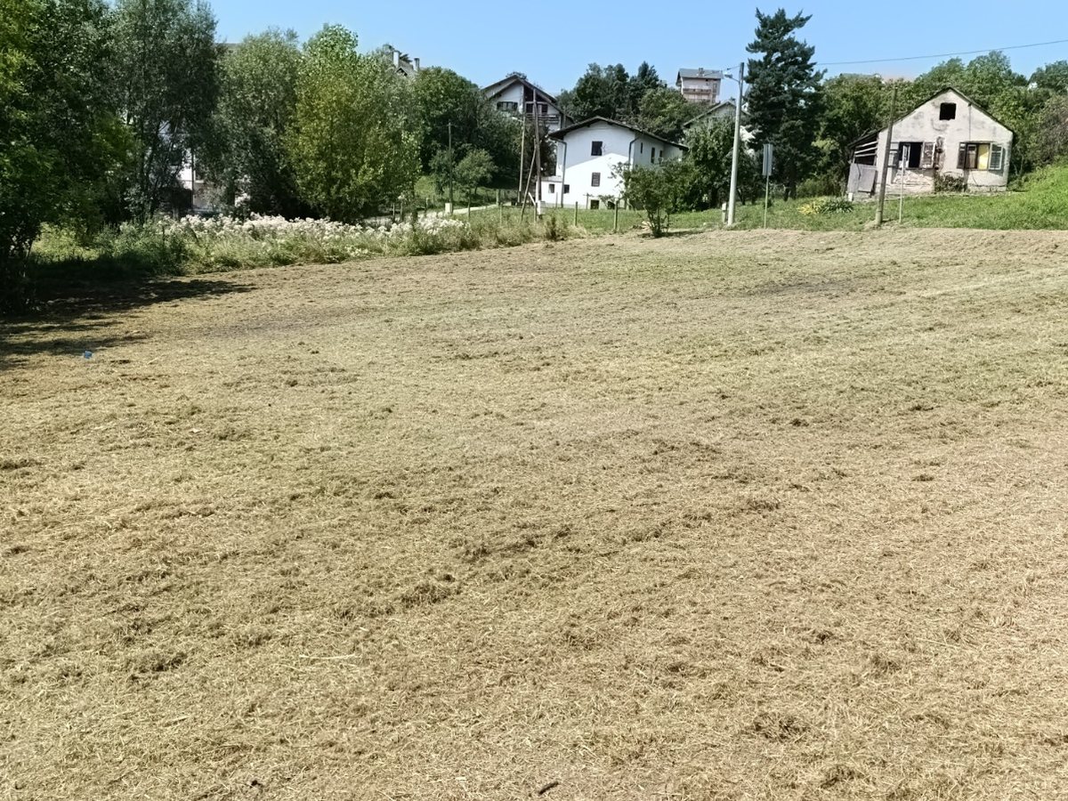 Pokošena livada uz staru kuću