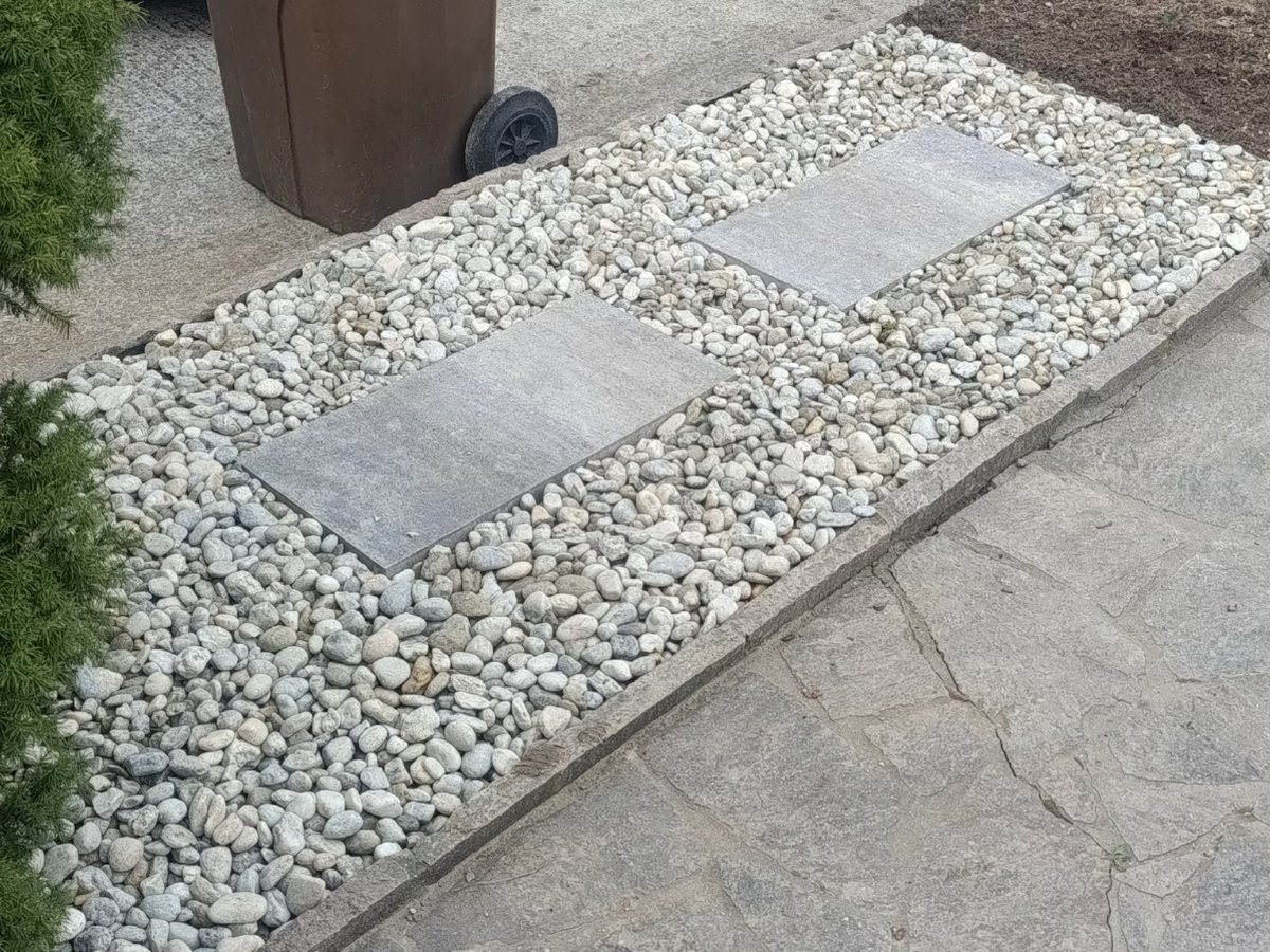 Ukrasna staza od oblutaka i kamenih ploča