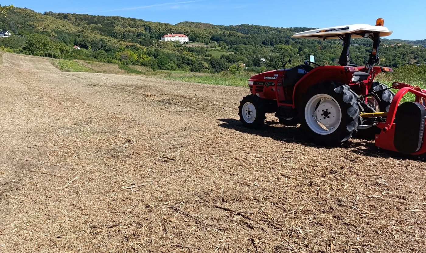 Traktor s malčerom na svježe malčiranom polju